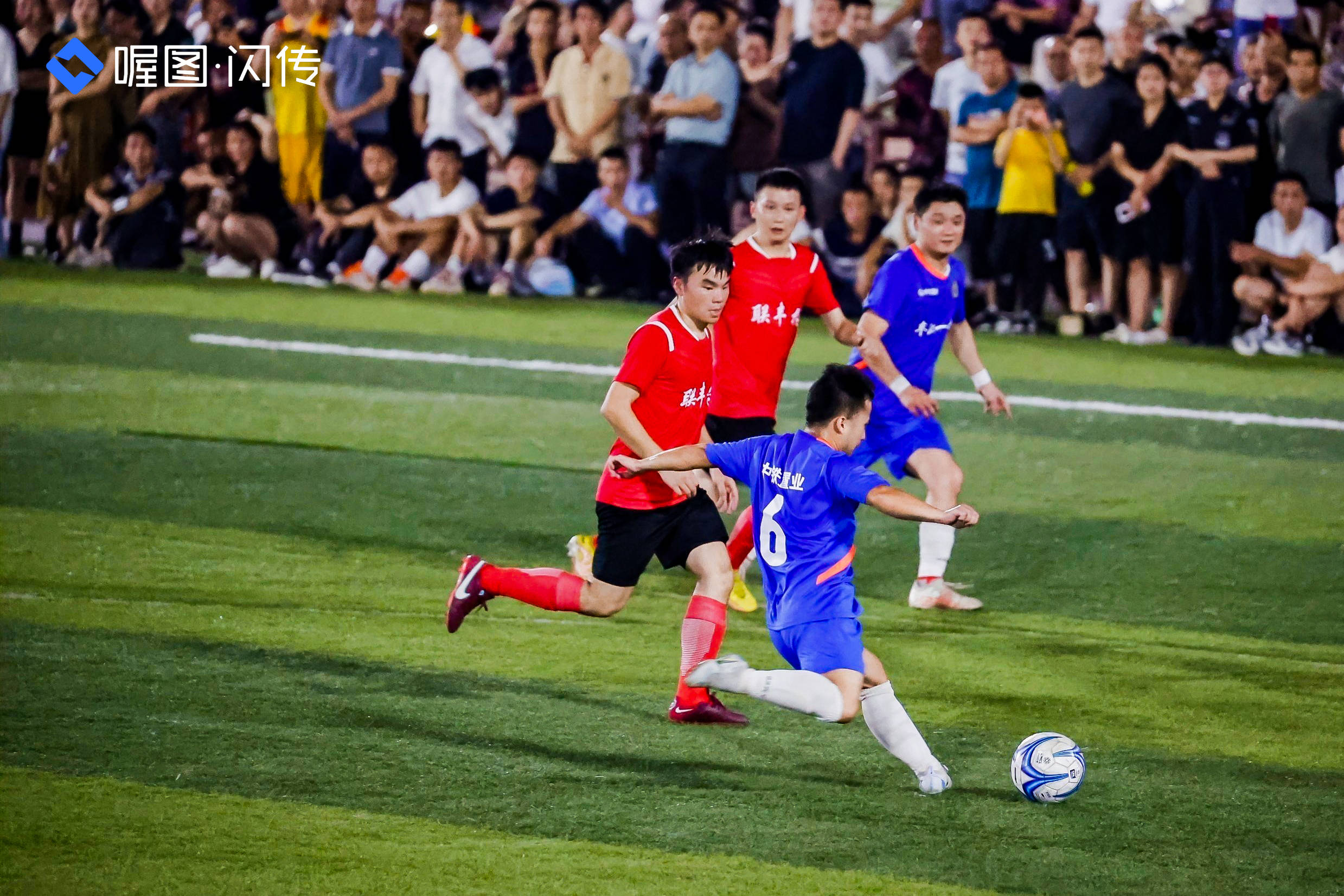 精益求精的足球比赛场面激情迸发,团队精神彰显的简单介绍 精益求精的足球比赛场面激情迸发,团队精神彰显的简单介绍