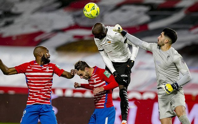 米兰体育官方网站-卡迪斯接连踢球员获罚，球队受到严惩