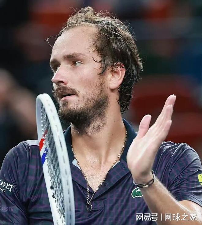 包含英国网球队横扫日本网球队，梅德韦杰夫关键制胜的词条