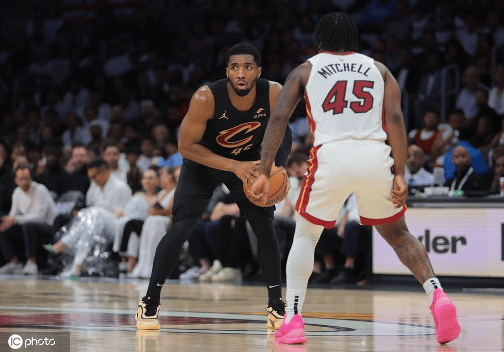 米兰体育app入口-山东队横扫新疆队，米切尔刷新纪录的简单介绍