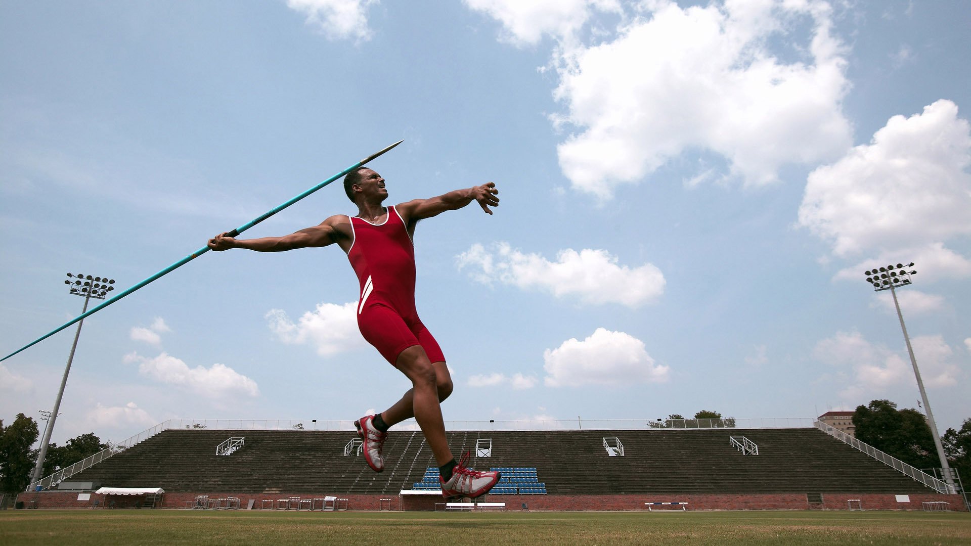 里昂横扫巴萨之夜，梅西的惊艳四座，为何成了绝唱的回响？